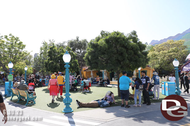 Recently walls went up around this grass area, they were all done with the project and no walls were up anywhere in Toontown