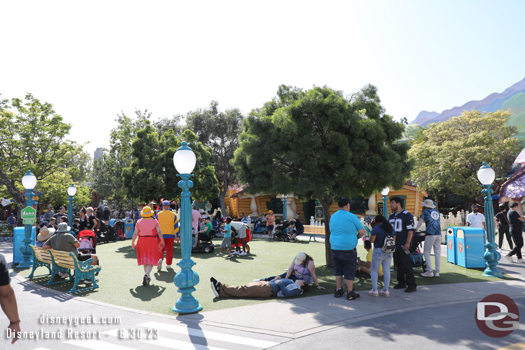 Recently walls went up around this grass area, they were all done with the project and no walls were up anywhere in Toontown