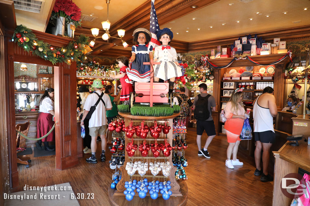 Stopped by Plaza Point to see their summer/4th of July display