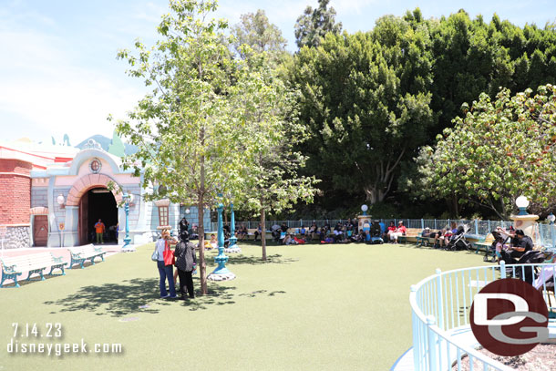 2:00pm - Stopped by Toontown.  Not much shade on the lawn right now.