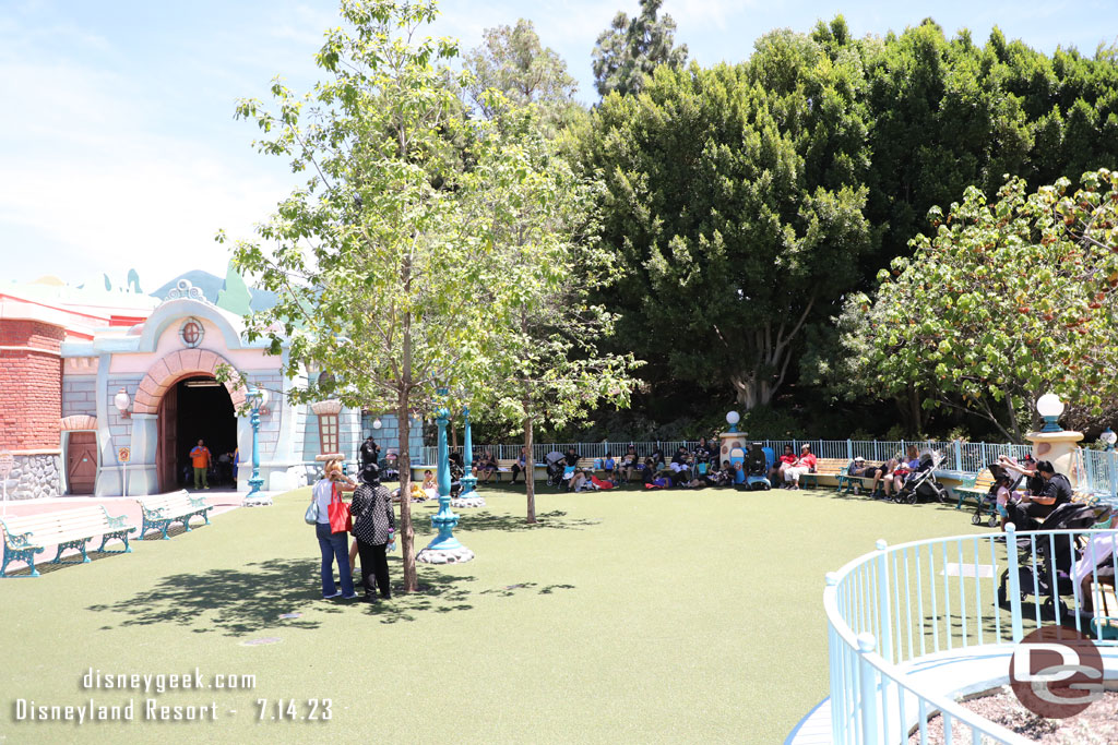 2:00pm - Stopped by Toontown.  Not much shade on the lawn right now.