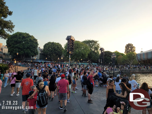 During the performance the crowd grew a bit as guests stopped to watch.