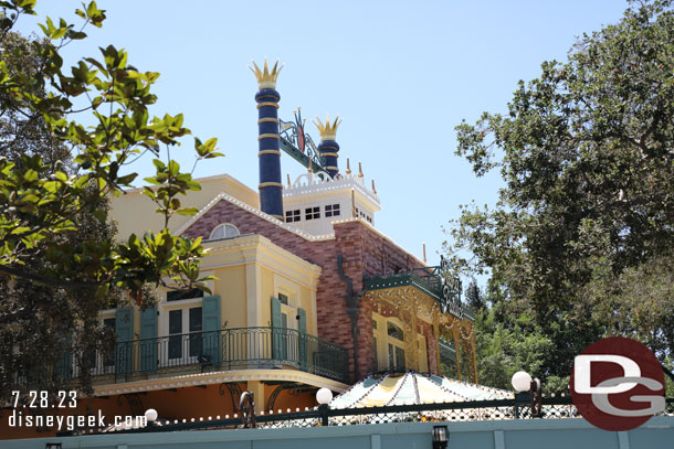 Tiana's Palace is nearly finished.  The scrims and scaffolding are down so you can se the riverboat facade, the sign is installed and the canopy/shade structure has returned.