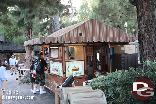 No line at this cart in Critter Country, they also had the Hatbox sippers