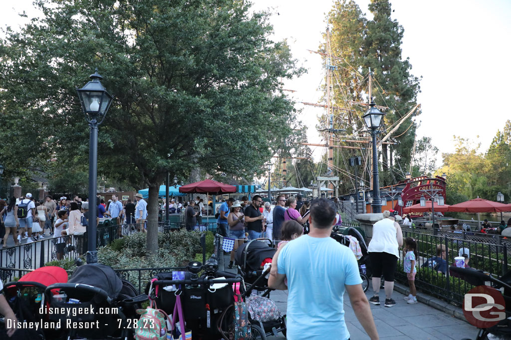 A healthy line for Haunted Mansion sippers at the Churro cart