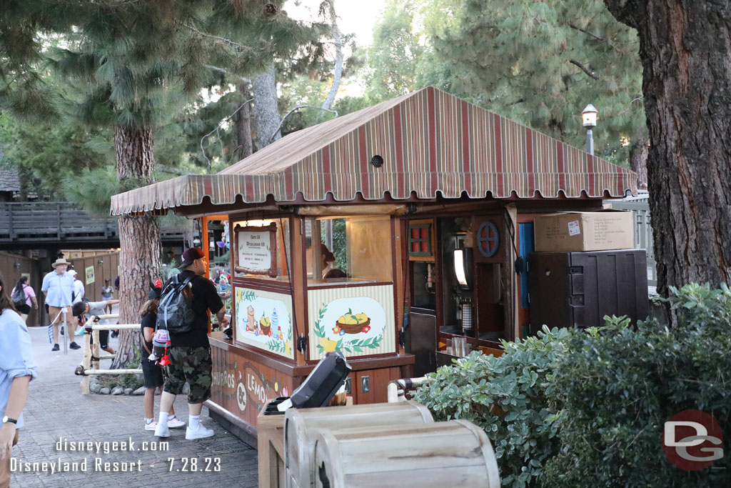 No line at this cart in Critter Country, they also had the Hatbox sippers