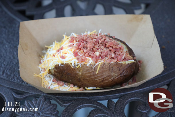 Baked potato at Troubadour Taverne