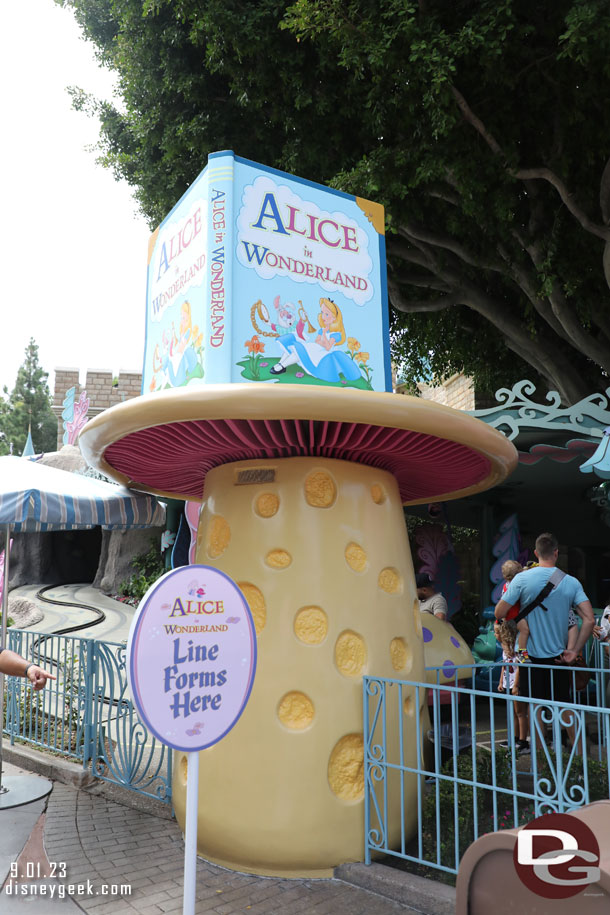 A sign to help you find the Alice in Wonderland queue.