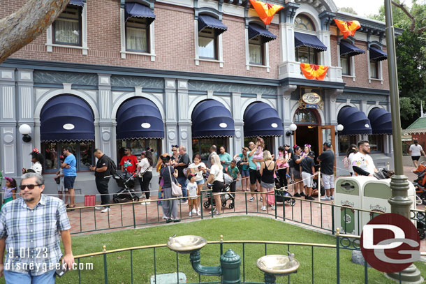 The queue to meet Minnie.