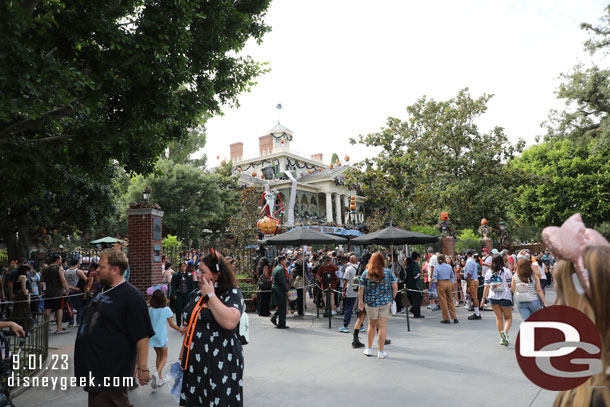 The app said 45 min wait for Haunted Mansion Holiday.. but it looked longer as I approached.