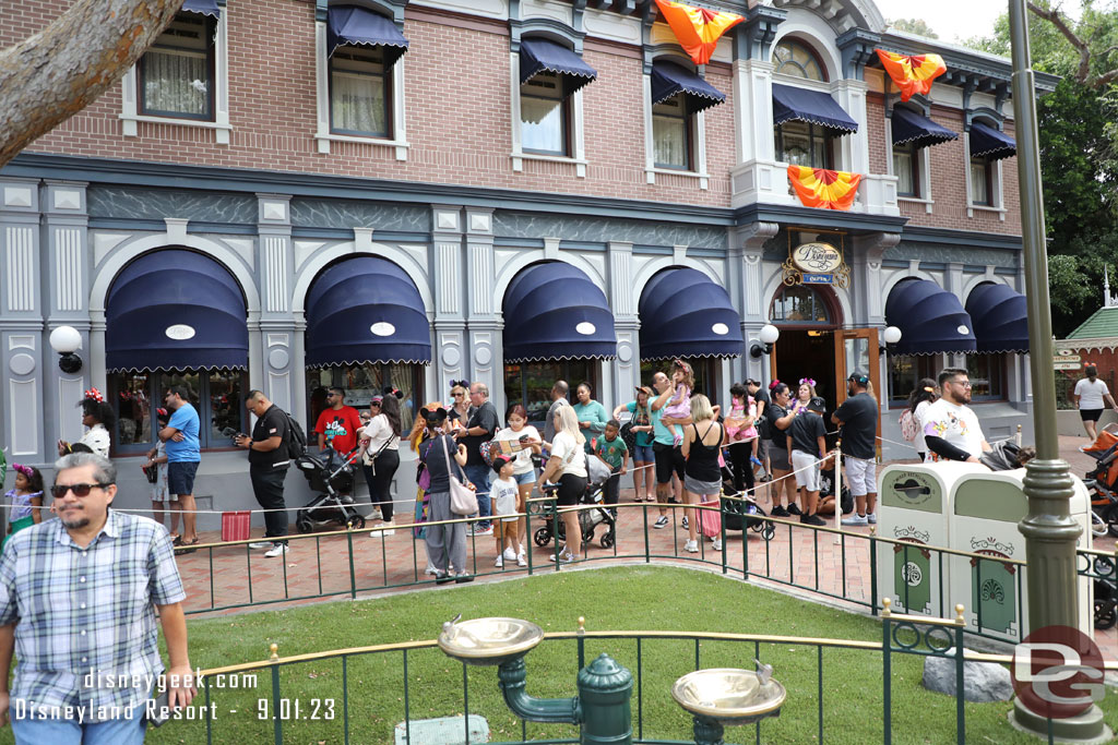 The queue to meet Minnie.