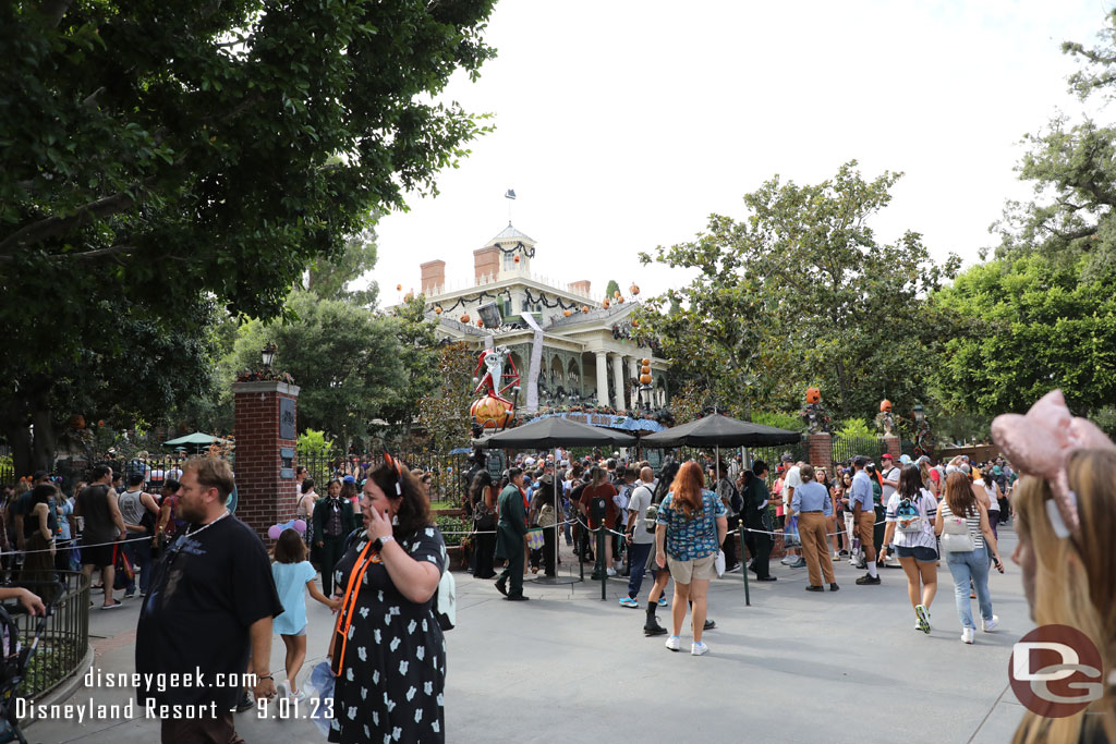 The app said 45 min wait for Haunted Mansion Holiday.. but it looked longer as I approached.