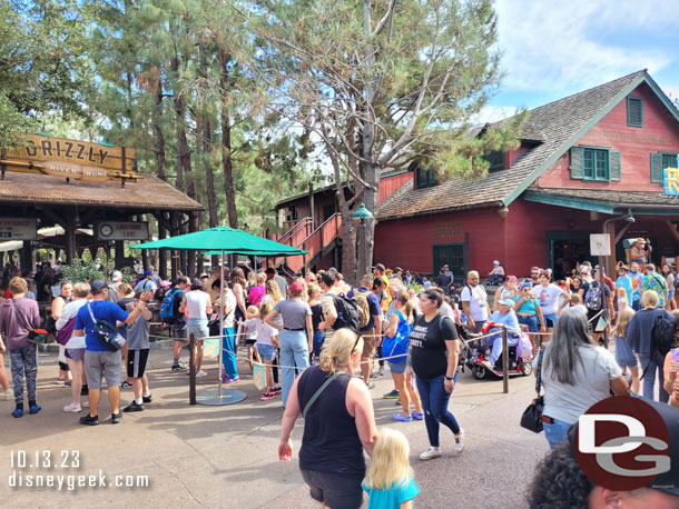 LL Return for Grizzly River Run was not much better filling it queue, extended queue and stretching out to the gift shop entrance.