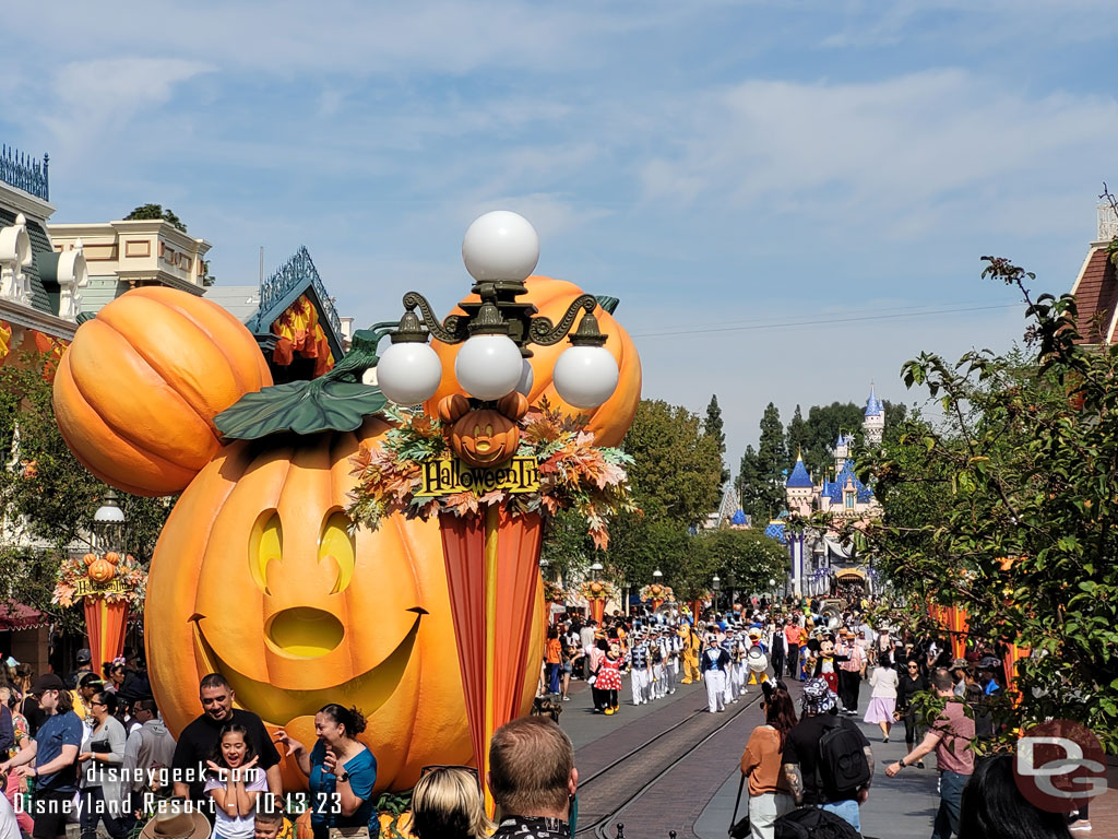 The Disneyland Band, Characters and Dapper Dans enroute to Town Square