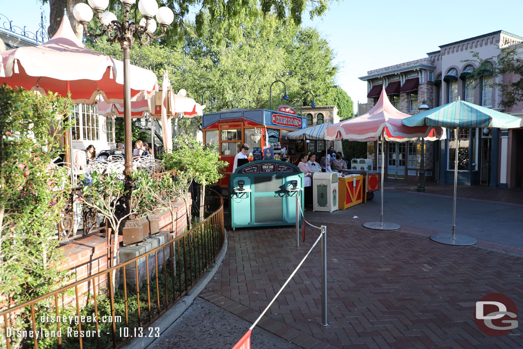 5:12pm - No wait for Corn Dogs and plenty of cast members to assist you.