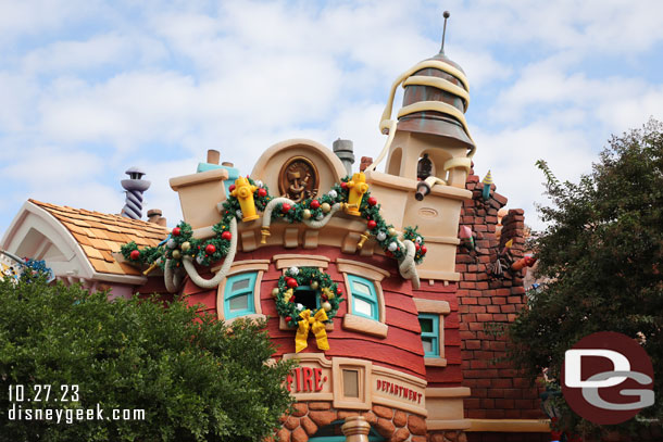 The toons have started decorating and most of Toontown has Christmas decorations.  The holidays official start Nov 10th this year at Disneyland.