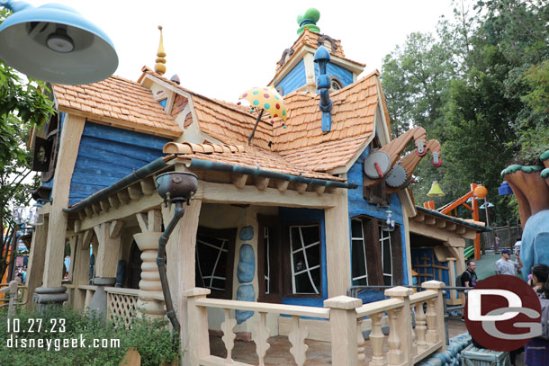 Goofy has not decorated, but his yard goes behind walls for renovation so maybe he will after/during that.