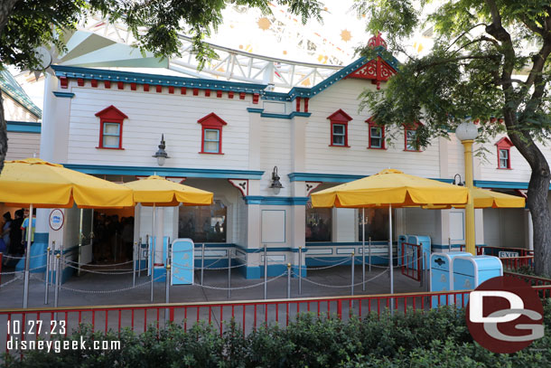 Posted 40 min wait for Toy Story, it looked to wrap around inside but hard to tell from here.