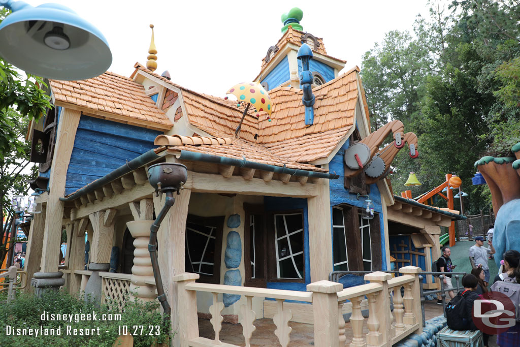 Goofy has not decorated, but his yard goes behind walls for renovation so maybe he will after/during that.