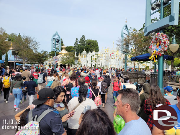 it's a small world holiday was down most of the morning and the queue was full and backed up down the walkway.