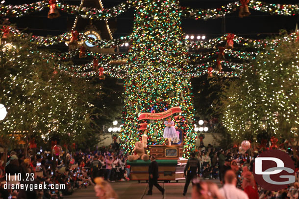 6:38pm - A Christmas Fantasy Parade leaving Town Square