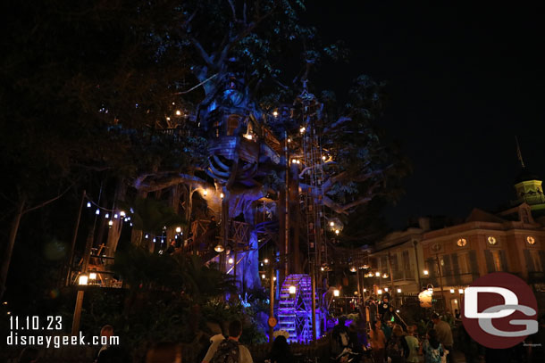 7:54pm -  The Adventureland Treehouse after dark, the wait was probably 15-20 minutes, I did not wait this evening.