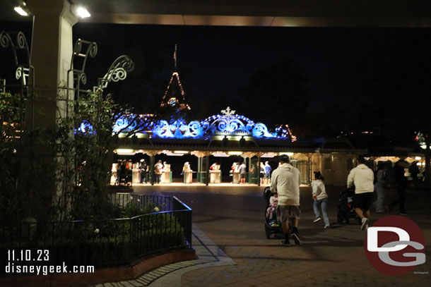 9:27pm - No wait to enter Disneyland so thought I would see about a space for fireworks