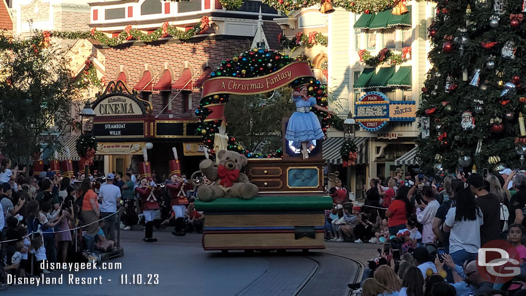 3:50pm - A Christmas Fantasy Parade arrives in Town Square