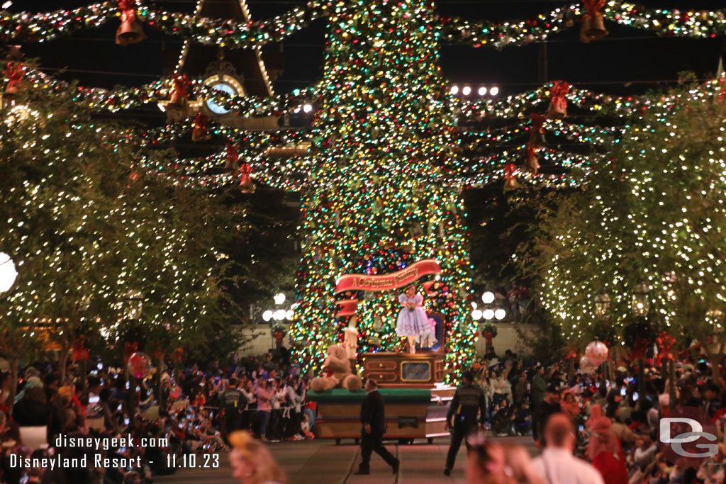 6:38pm - A Christmas Fantasy Parade leaving Town Square