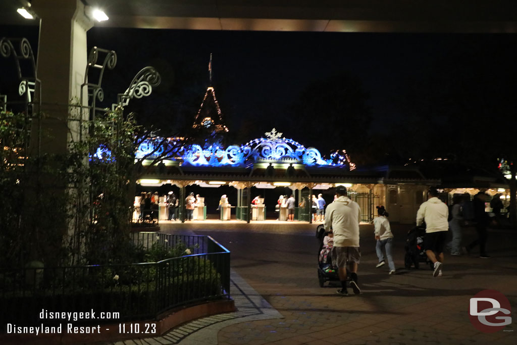 9:27pm - No wait to enter Disneyland so thought I would see about a space for fireworks