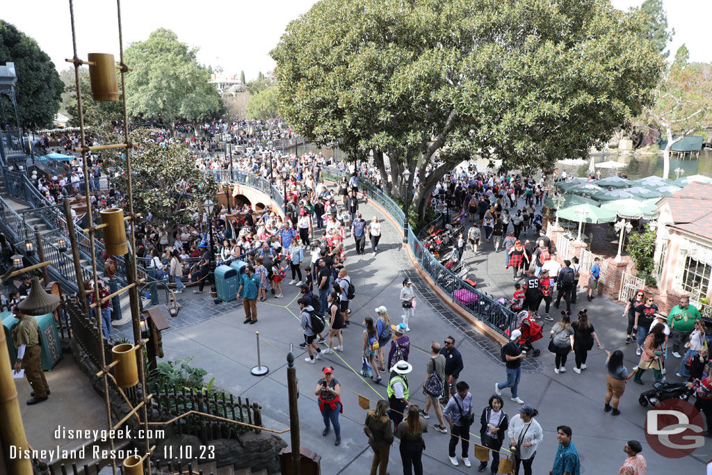 A better view of the extended queue on the left side of the bridge