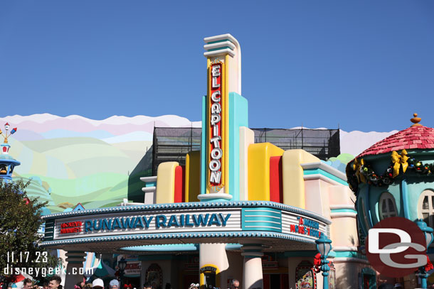 Still no Christmas decorations on the El Capitoon. Seems the theater is not going to celebrate