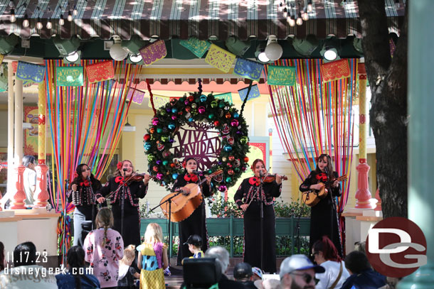 Mariachi Divas performing