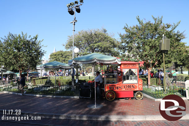 2:27pm - No wait for popcorn or buckets this afternoon.