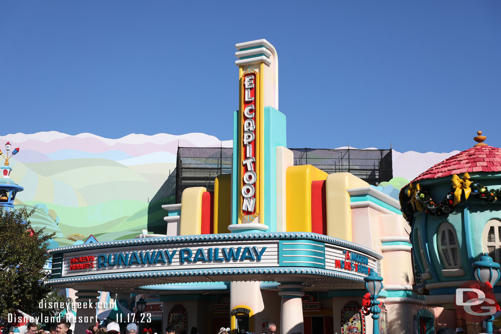 Still no Christmas decorations on the El Capitoon. Seems the theater is not going to celebrate