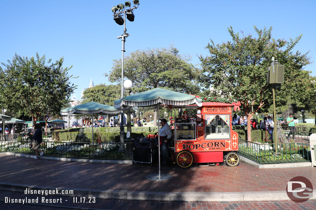 2:27pm - No wait for popcorn or buckets this afternoon.