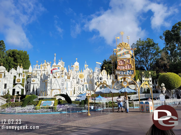 9:11am - 5 min wait posted for it's a small world holiday. It was a one boat wait for me.