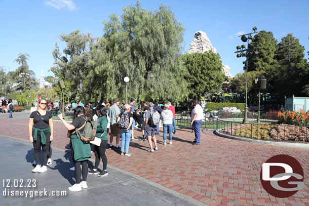 A line for the photopass photographer at the Disney100 Minnie Mouse status