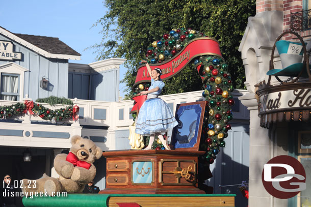 3:15pm - A Christmas Fantasy Parade. We ended up with a clear view.