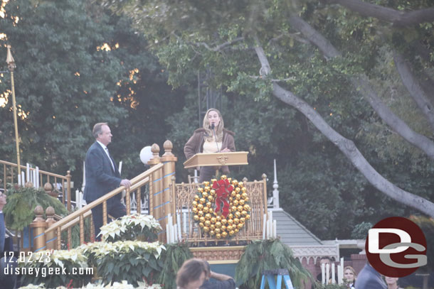 Everyone learned that Brie Larson will be the narrator for the Candlelight this evening when she came out to do a soundcheck about an hour before show time