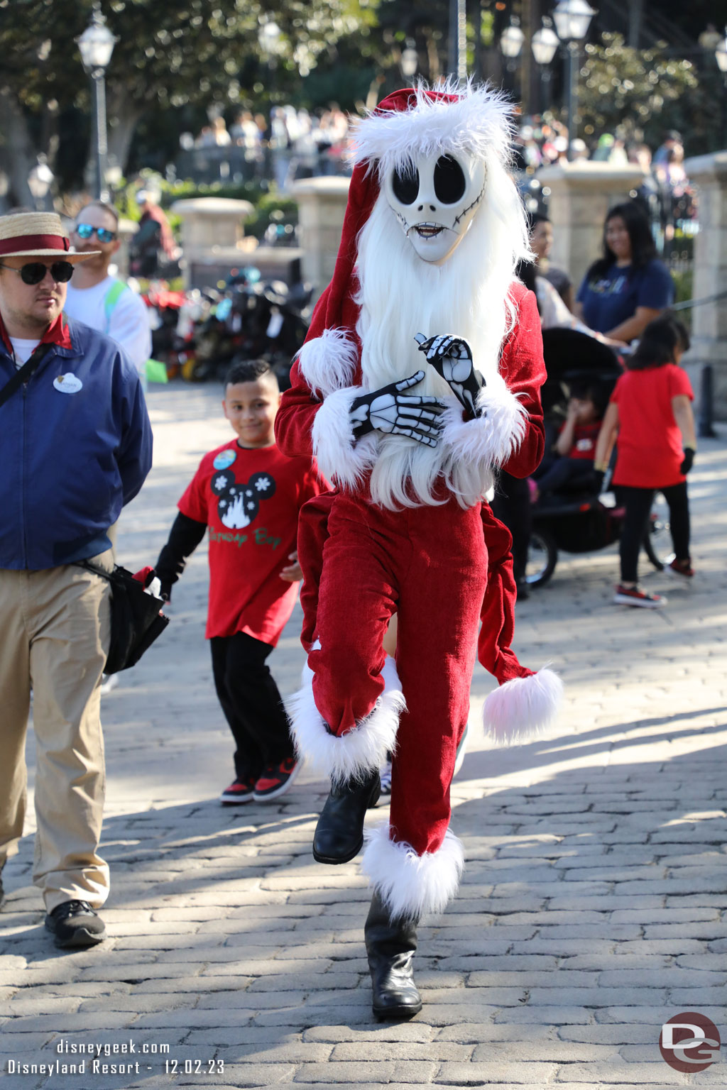 As I was strolling along the Rivers of America Sandy Claws came my way.