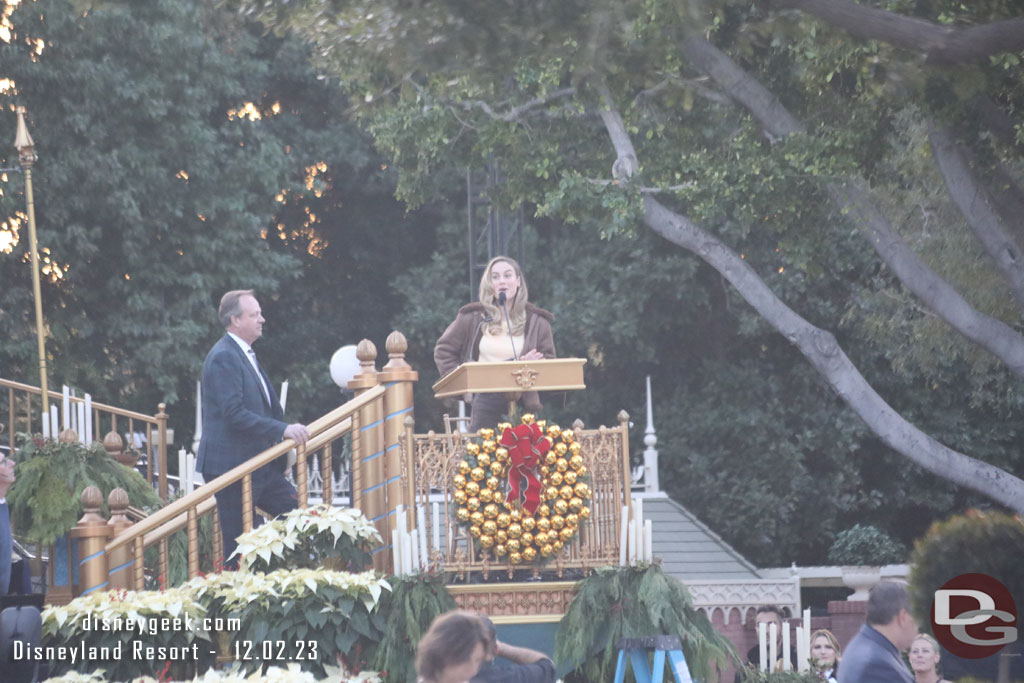 Everyone learned that Brie Larson will be the narrator for the Candlelight this evening when she came out to do a soundcheck about an hour before show time