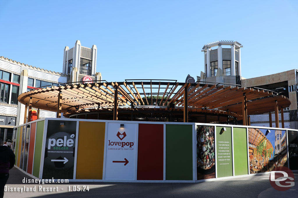 The work at Paseo and Centrico continues. I thought the shade structure would be more complete by now.