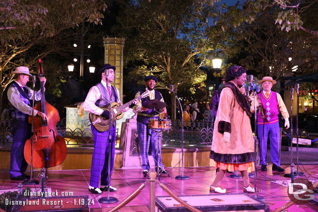 Five and Dime performing in Carthay Circle as I was leaving the park.