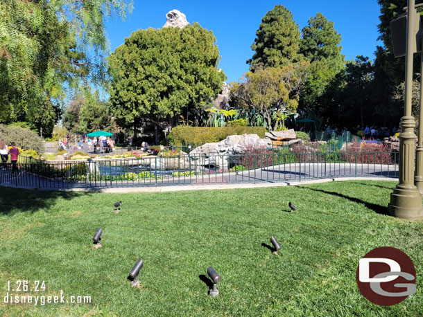 The Disney100 Minnie Mouse statue has been removed from the hub. The lights are still in place though.