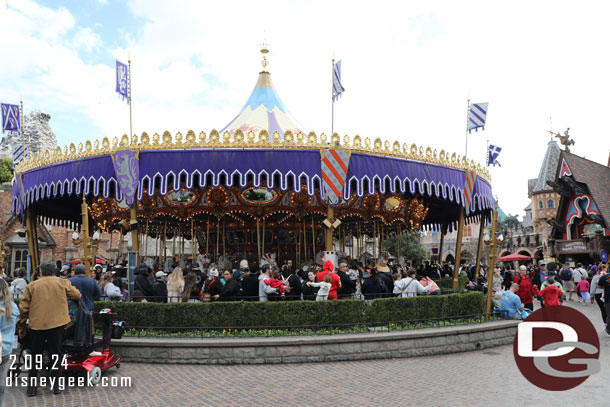 No canopy on the queue for the carousel.