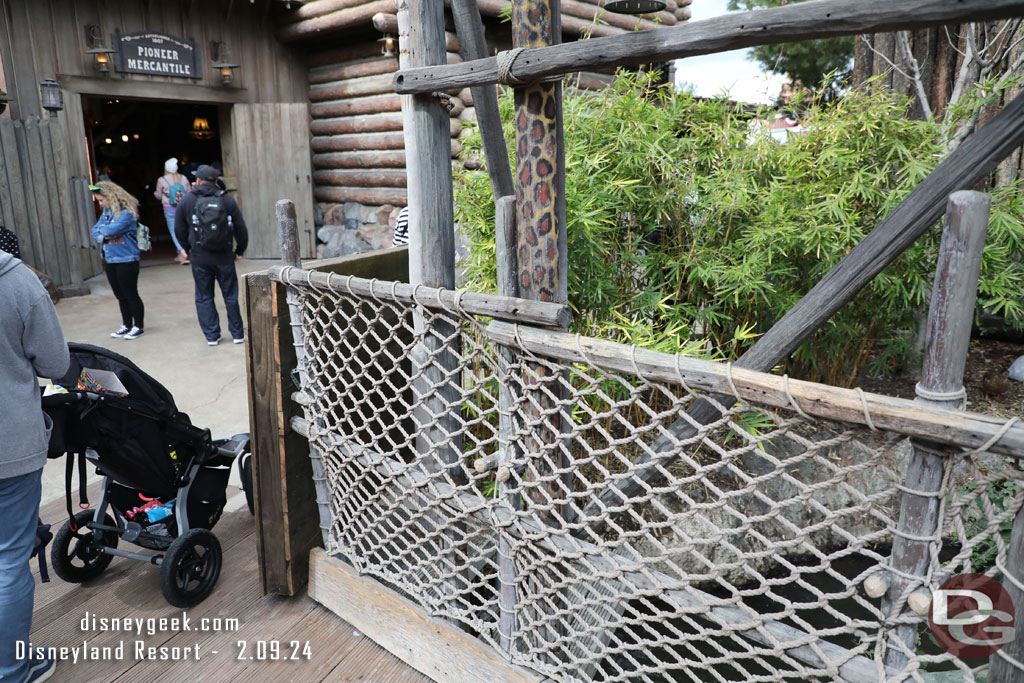 No visible signs of progress on the area of the bridge with the small renovation wall in Adventureland (same with the area between the restrooms, there were too many people for a picture this visit)