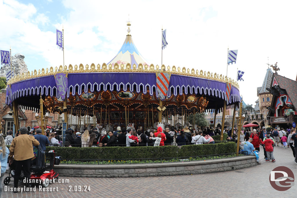 No canopy on the queue for the carousel.