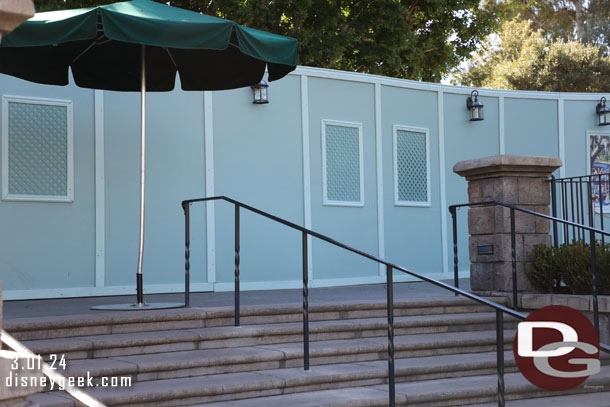 There is a narrow walkway to reach the popcorn cart and churros stand