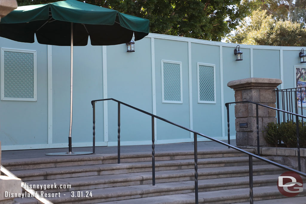 There is a narrow walkway to reach the popcorn cart and churros stand